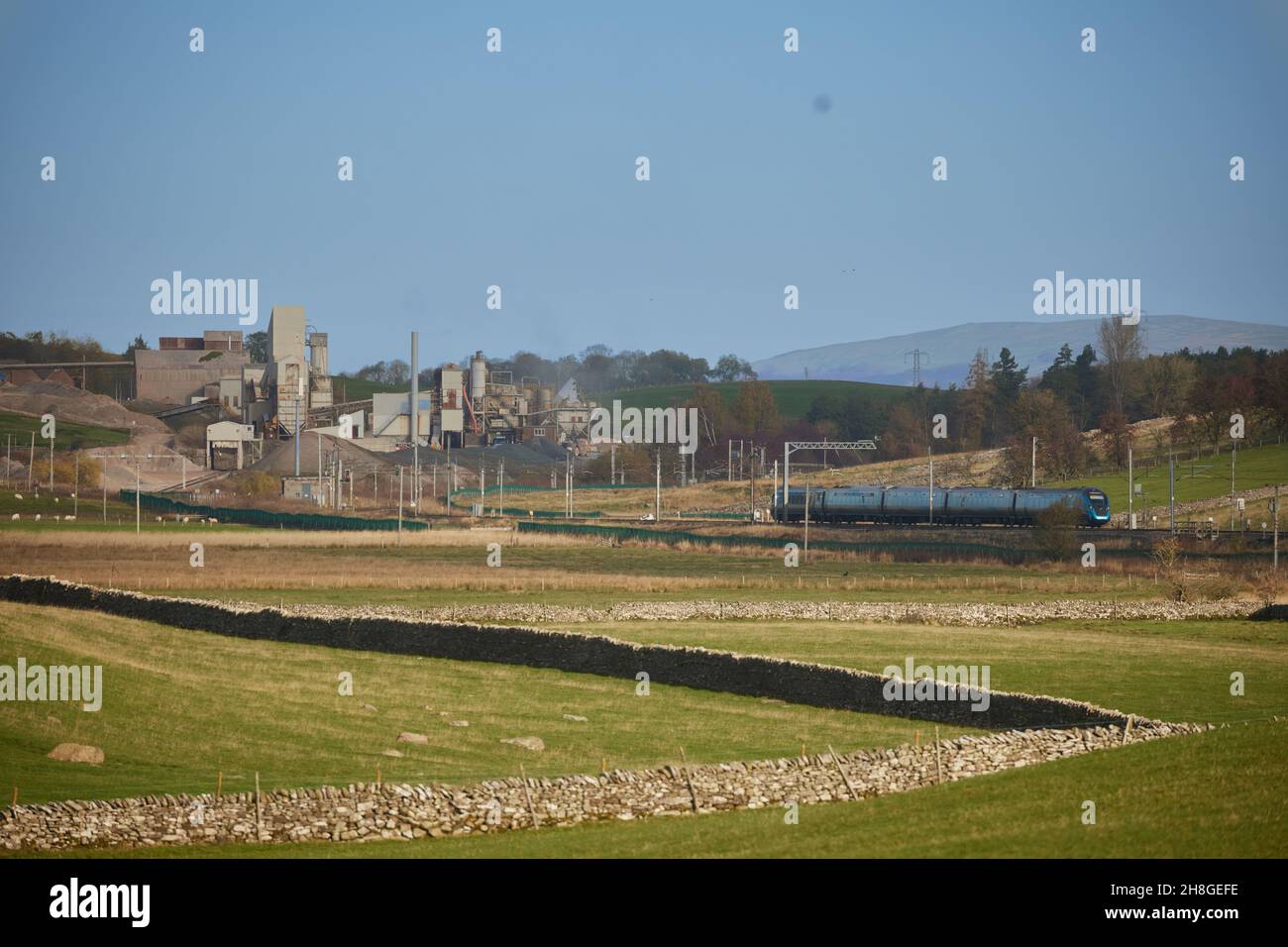 PENRITH Countryside, Shap Beck Quarry, Cumbria, une EMU transPennine Express classe 397 sur la ligne principale WCML de la côte ouest Banque D'Images