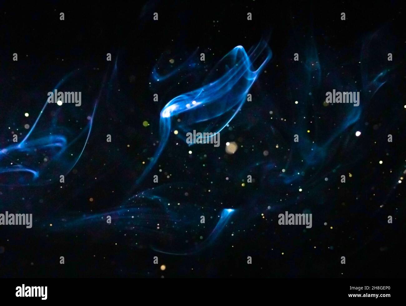Photo de fond de fumée bleue abstraite avec des étincelles Banque D'Images