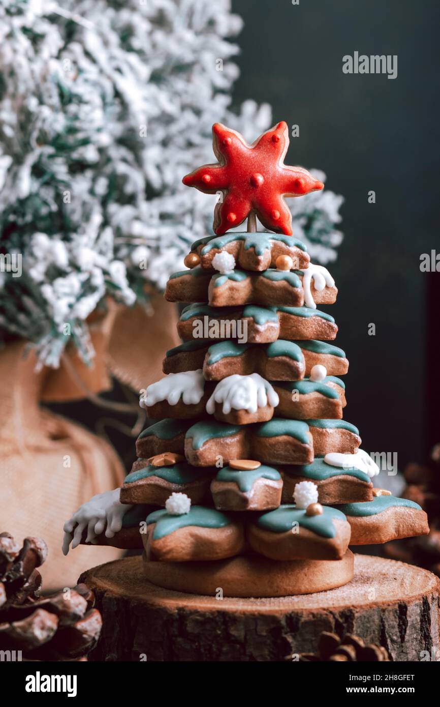 Arbre de Noël en pain d'épice sur une table, décoration de saison, cônes de pin naturels sur fond sombre, espace pour les copies Banque D'Images