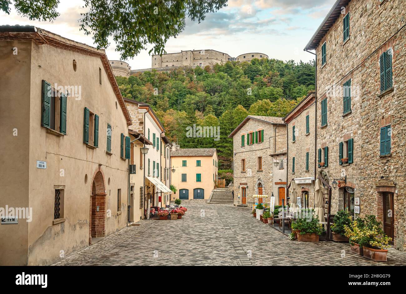 Centre du village de San Leo avec la forteresse en arrière-plan, Émilie-Romagne, Italie Banque D'Images