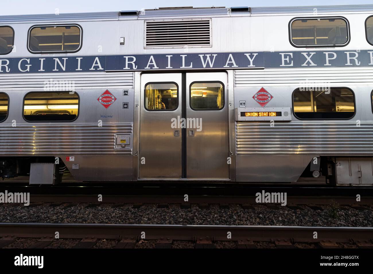 ALEXANDRIA va, ÉTATS-UNIS - 29 octobre 2021 : un train Virginia Railway Express s'est arrêté à une gare. Banque D'Images
