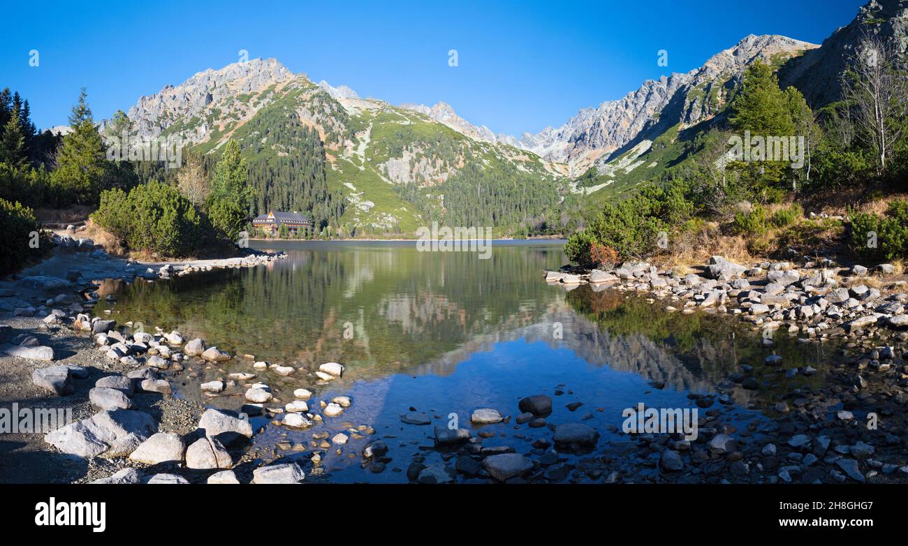 High Tatras - le panorama du lac de Popradske Pleso en automne. Banque D'Images