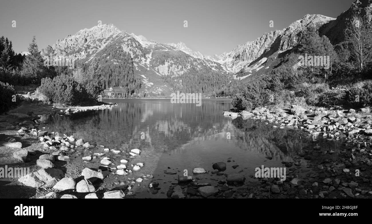 High Tatras - le panorama du lac de Popradske Pleso en automne. Banque D'Images