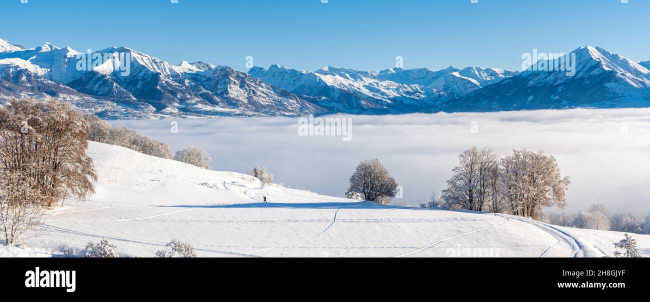 En hiver, vue panoramique sur la vallée de Champsaur avec les sommets du parc national des Ecrins au loin.Hautes-Alpes (Alpes françaises), France Banque D'Images