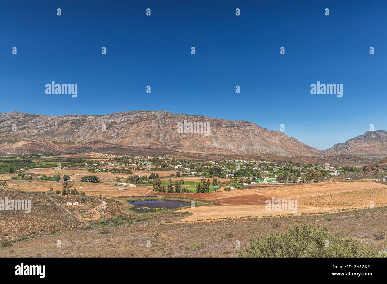 La vue de Barrydale, un village le long de la route 62 qui se trouve à la frontière des régions d'Overberg et Klein Karoo dans l'ouest du Cap, en Afrique du Sud. Banque D'Images