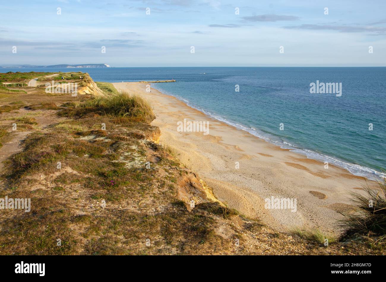 Hengistbury Head près de Bournemouth, Dorset avec vue sur l'île de Wight à distance, Angleterre, Royaume-Uni. Banque D'Images