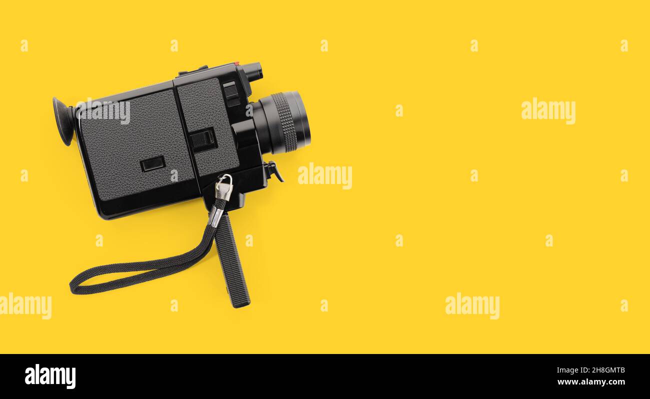 Caméra Super 8 isolée sur fond jaune.Copier l'espace Banque D'Images