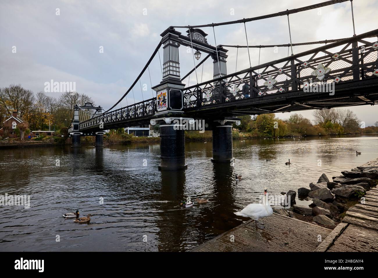 Ferry Bridge, Burton Upon Trent, pont piétonnier victorien au-dessus de la rivière Trent dans le Staffordshire, Angleterre Banque D'Images