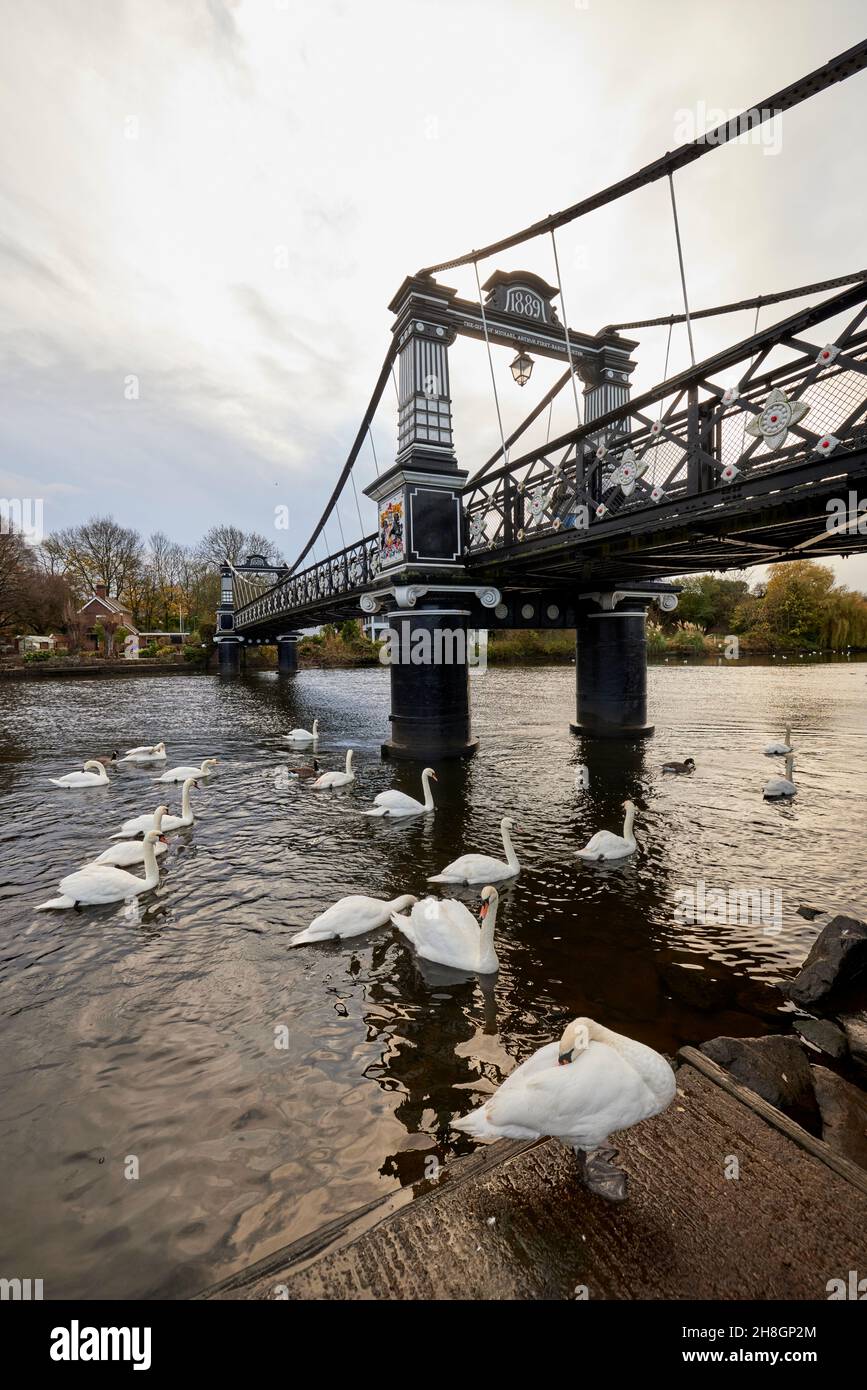 Ferry Bridge, Burton Upon Trent, pont piétonnier victorien au-dessus de la rivière Trent dans le Staffordshire, Angleterre Banque D'Images