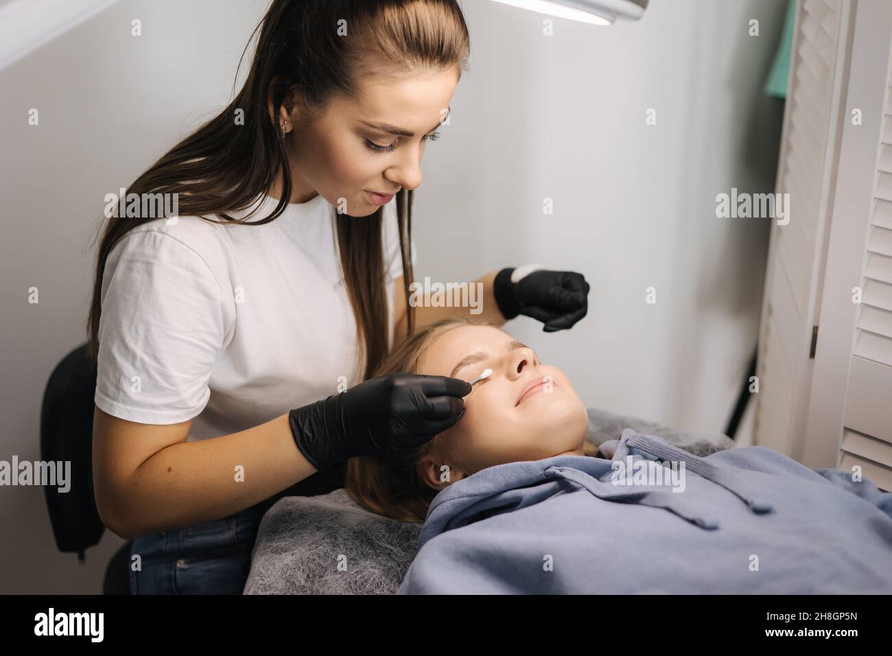Jeune femme se prélaquant pour faire lamination des cils dans le studio de beauté Banque D'Images