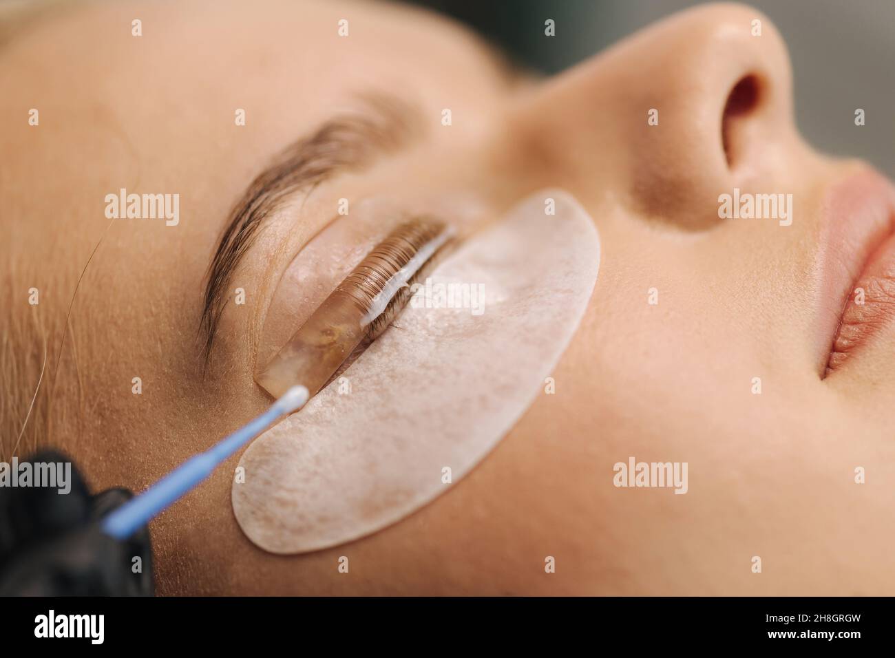Gros plan des procédures de traitement des cils.Belle femme, modèle de cheveux blond ont la lamination des cils.Femme qui fait la coloration, le curling, le laminage Banque D'Images