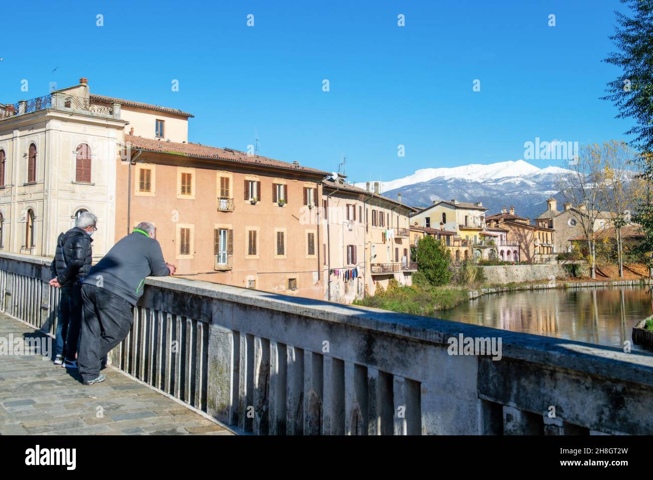 Rieti, Rieti, Italie.26 novembre 2021.Vue sur le Mont Terminillo depuis le Ponte Romano à Rieti.Des températures inférieures à zéro ont réveillé le nord du Latium le 30 novembre 2021.La neige a blanchi le mont Terminillo, le sommet le plus élevé de la région, et on s'attend à ce qu'il y ait plus de neige dans les prochaines heures.(Credit image: © Riccardo Fabi/Pacific Press via ZUMA Press Wire) Banque D'Images