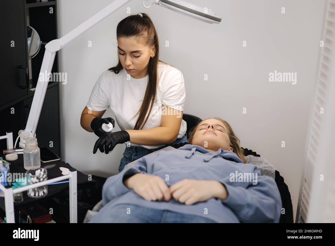 Jeune femme se prélaquant pour faire lamination des cils dans le studio de beauté Banque D'Images