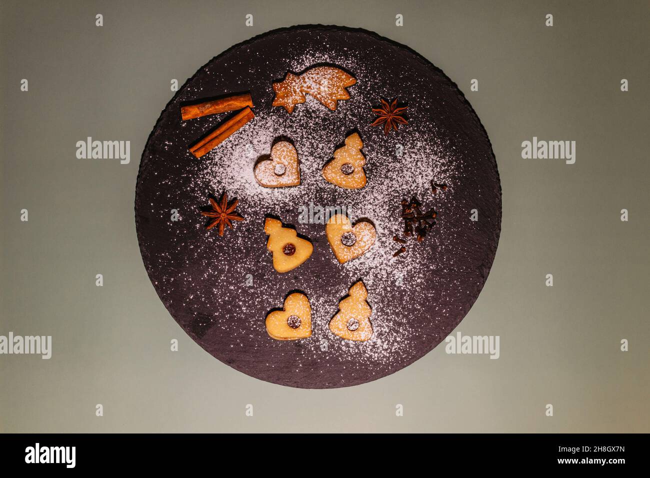 Délicieux biscuits faits maison sur une assiette sombre.motif de biscuit de Noël.Noël dessert ornement espace pour le texte.épices de Noël.Noël traditionnel Linzer Noël Banque D'Images