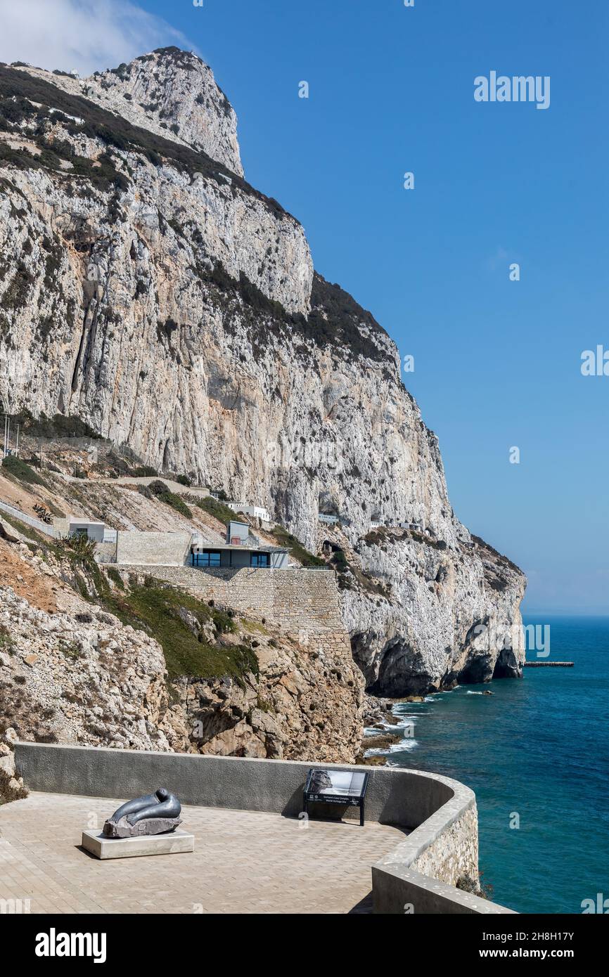 Plate-forme d'observation pour Gorham's Cave Complex avec des grottes au loin, Gibraltar Banque D'Images