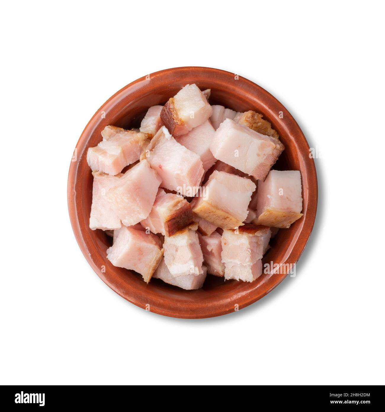 Cubes de bacon fumé dans un bol isolé sur fond blanc. Banque D'Images