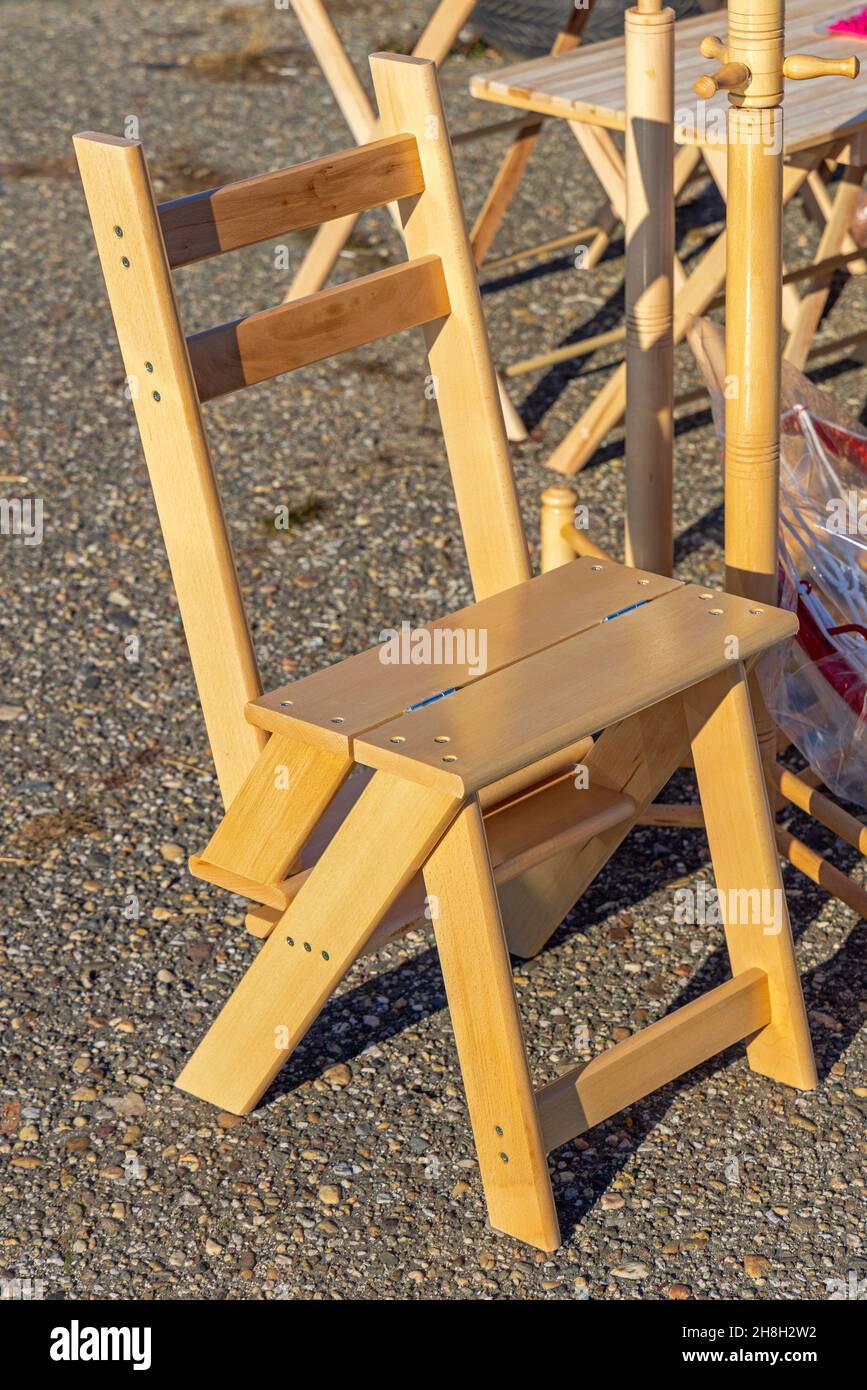Nouvelle chaise en bois pliante dans les meubles d'économiseur d'espace d'échelle Banque D'Images