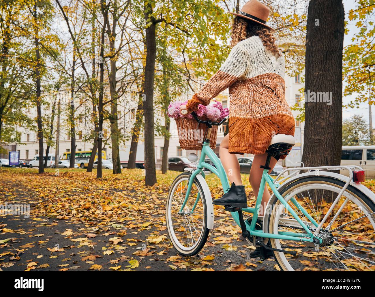 Faire Du Vélo En Plein Air – Une Femme Âgée En Gilet Jaune Faisant Du Vélo  Sur Une Route Un Jour De Printemps, Vue Arrière Banque D'Images et Photos  Libres De Droits.
