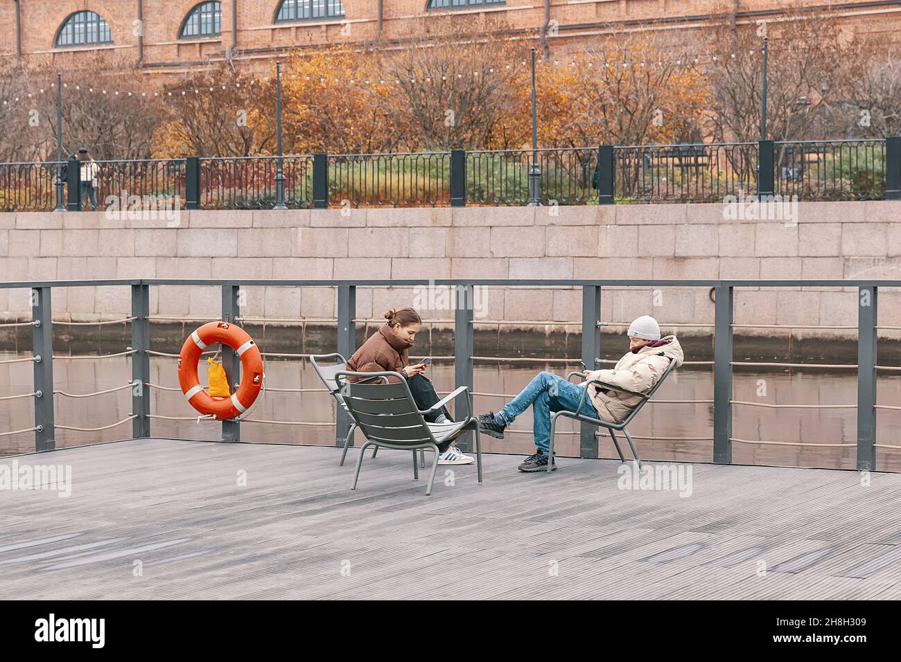 Saint-Pétersbourg/Russie - novembre 2021.Personnes se reposant dans le parc d'automne, New Holland Island Banque D'Images