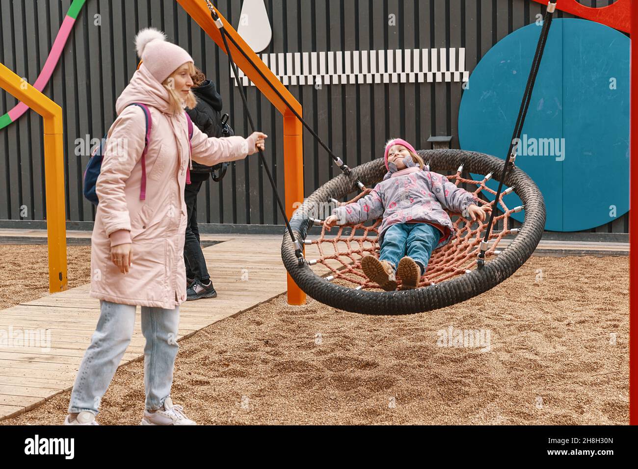 Saint-Pétersbourg/Russie - novembre 2021.Les gens se reposent et jouent à des jeux dans le parc d'automne de l'île de New Holland Banque D'Images