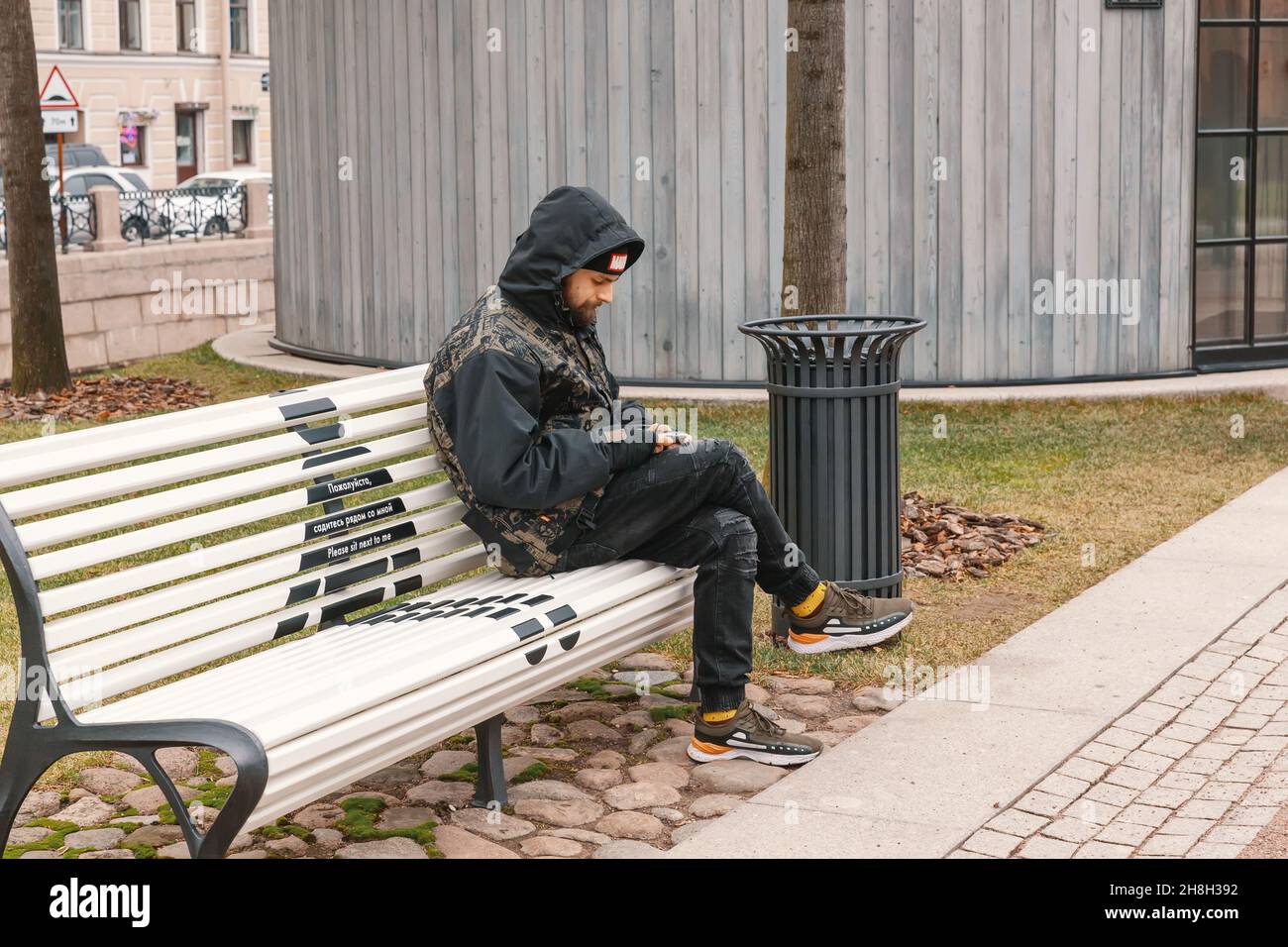 Saint-Pétersbourg/Russie - novembre 2021.Personnes se reposant dans le parc d'automne, New Holland Island Banque D'Images