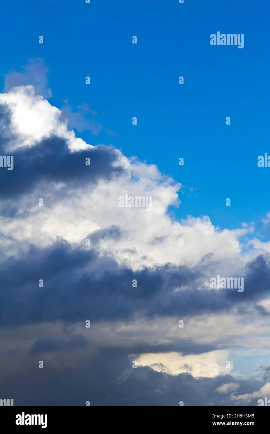 Lumière et nuages sombres spectaculaires avant une tempête estivale.Texture d'arrière-plan du concept d'atmosphère dangereuse, verticale. Banque D'Images