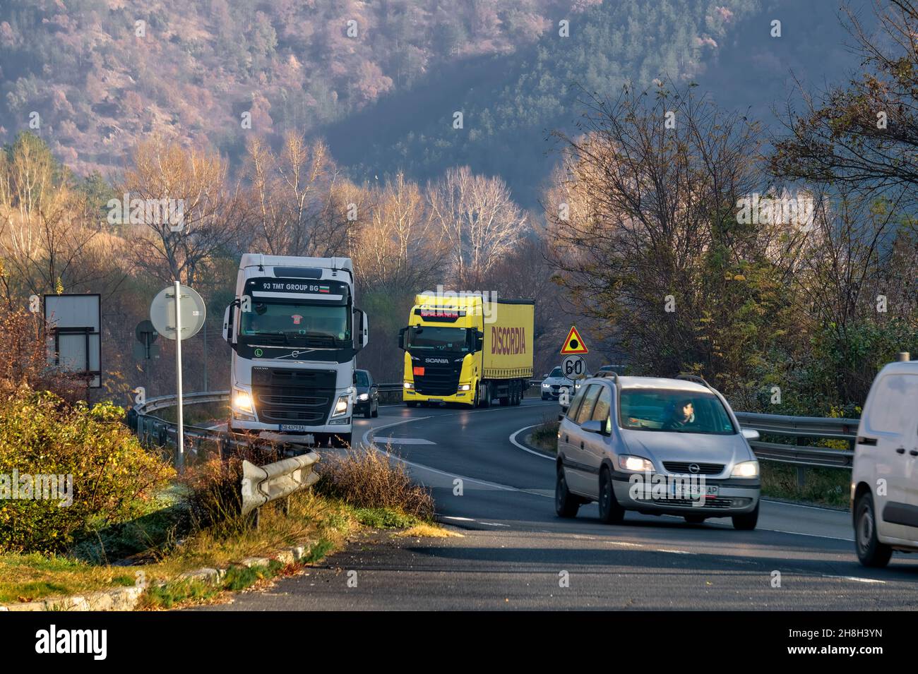 Circulation dense sur route de montagne, Bulgarie, Europe, Banque D'Images