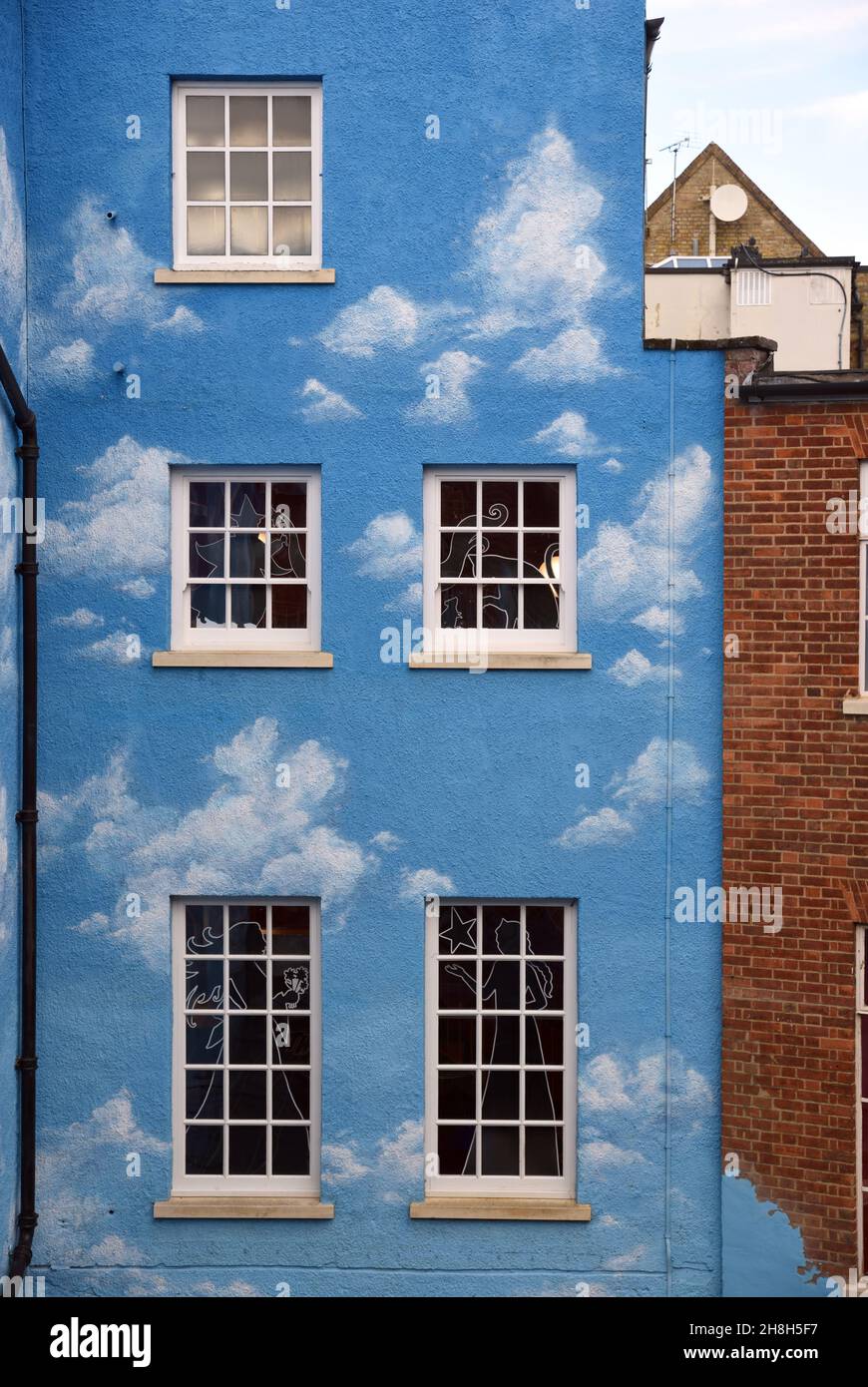 Motif de fenêtre sur le mur bleu avec motif de nuages sur la façade du vieux bâtiment le musée de l'histoire dans la vieille ville ou le quartier historique Oxford Angleterre Banque D'Images Motif de fenêtre sur le mur bleu avec motif de nuages sur la façade du vieux bâtiment le musée de l'histoire dans la vieille ville ou le quartier historique Oxford Angleterre Banque D'Images