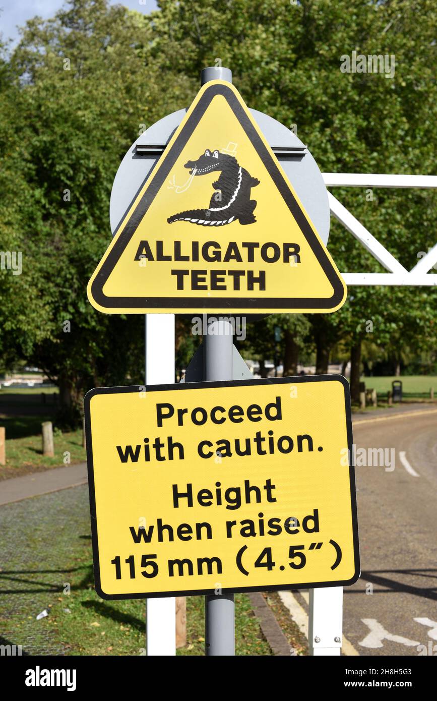 Panneau indiquant Alligator Teeth Traffic Control System ou Traffic Direction Enforceurs à l'entrée ou à la sortie du parking Banque D'Images