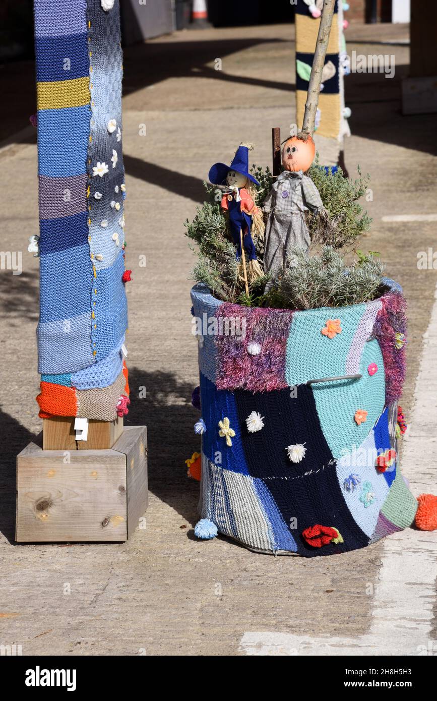 Jardinière décorative en maille à motif patchwork, pot de fleurs ou pot à fleurs avec écuelle de poupée Banque D'Images