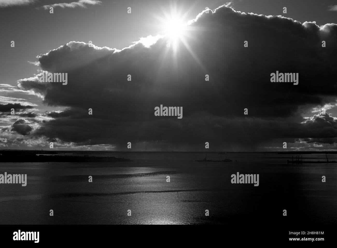 Vue sur le golfe de Finlande depuis le port maritime de Saint-Pétersbourg Banque D'Images