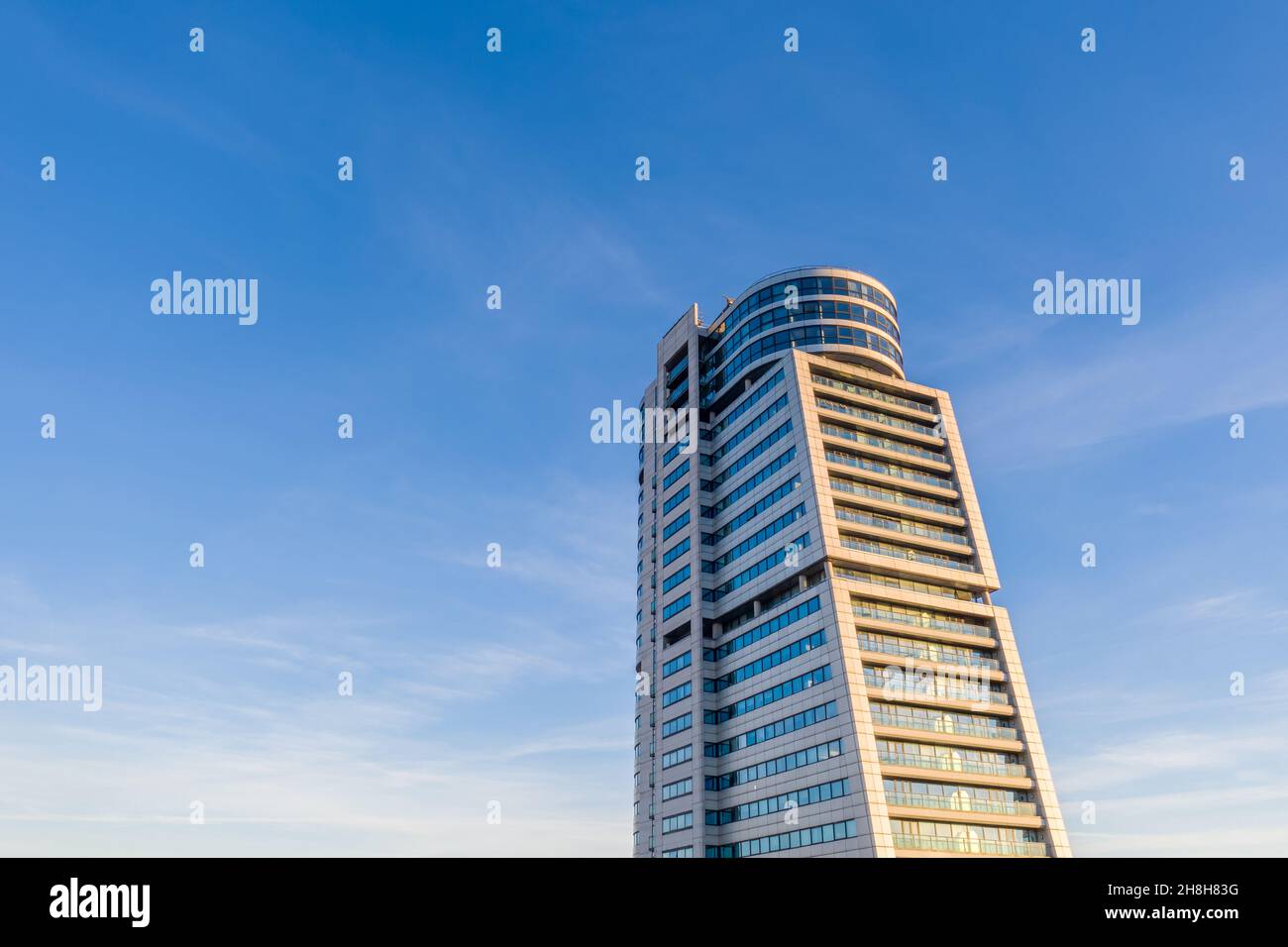 LEEDS, ROYAUME-UNI - 23 NOVEMBRE 2021.Vue à angle bas sur les étages les plus à l'étage du Bridgewater place, immeuble d'appartements et de commerces de Leeds, West Yorkshire Banque D'Images