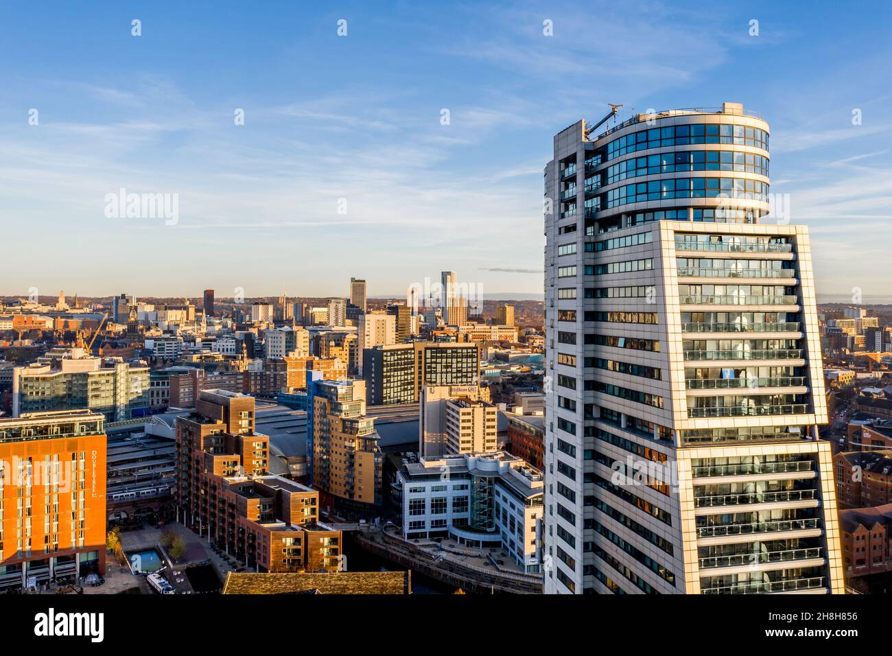 LEEDS, ROYAUME-UNI - 23 NOVEMBRE 2022.Vue aérienne du centre-ville de Leeds avec le bâtiment Bridgewater place au premier plan Banque D'Images