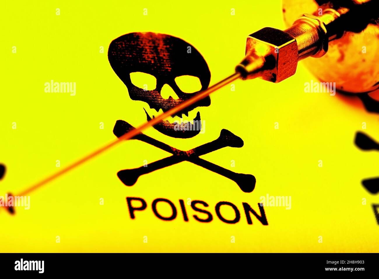 Ancienne aiguille de seringue médicale sur le fond du crâne et des crossos - signe de toxicité. Banque D'Images