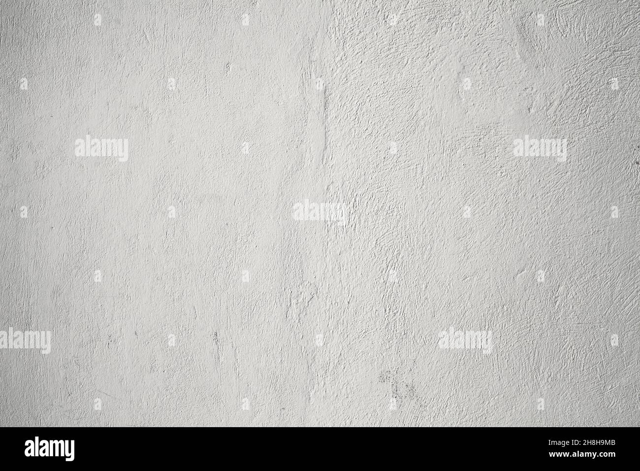 Mur en Whitewahed avec une texture inégale comme arrière-plan architectural. Banque D'Images