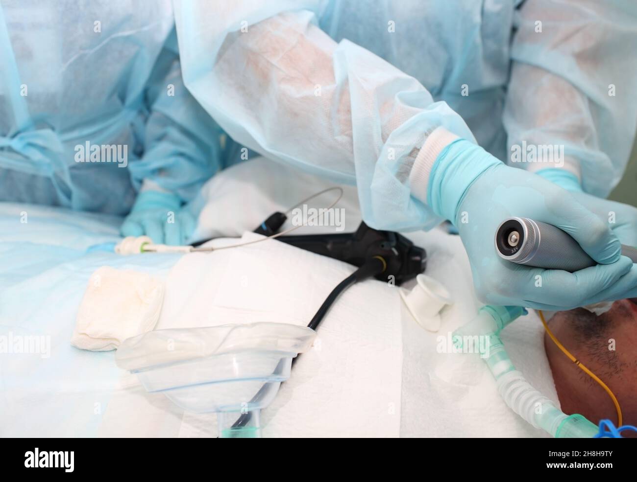 Procédure avec articulation du patient et ventilateur pulmonaire artificiel. Banque D'Images