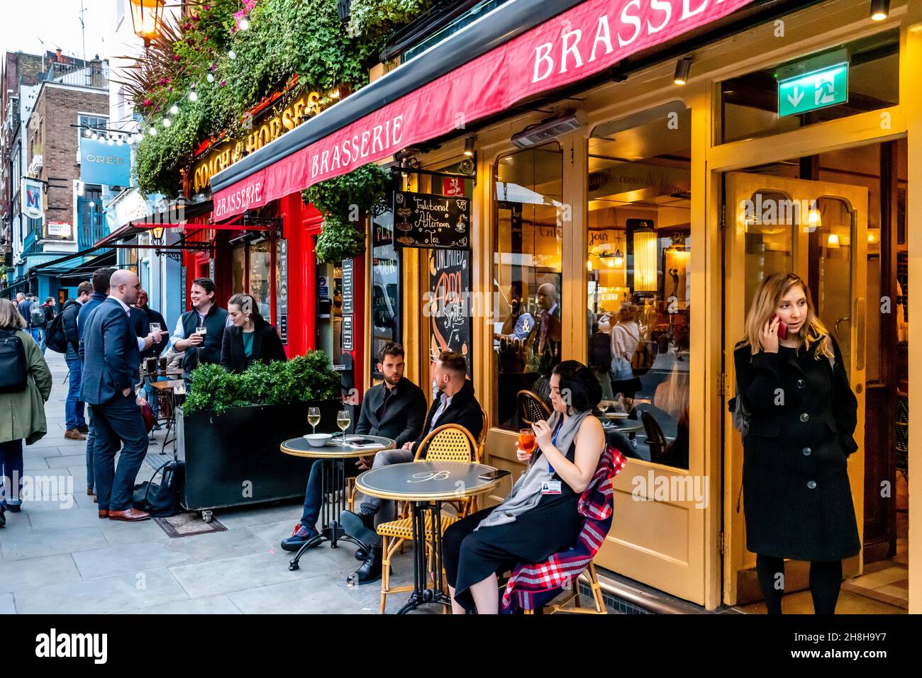 Clients assis à l'extérieur de la Boulevard Brasserie, Wellington Street, Covent Garden Londres, Royaume-Uni. Banque D'Images