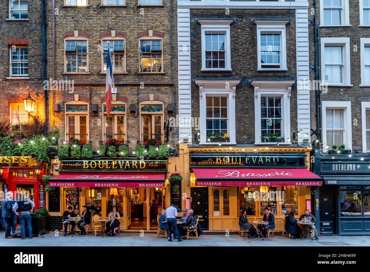 Clients assis à l'extérieur de la Boulevard Brasserie, Wellington Street, Covent Garden Londres, Royaume-Uni. Banque D'Images