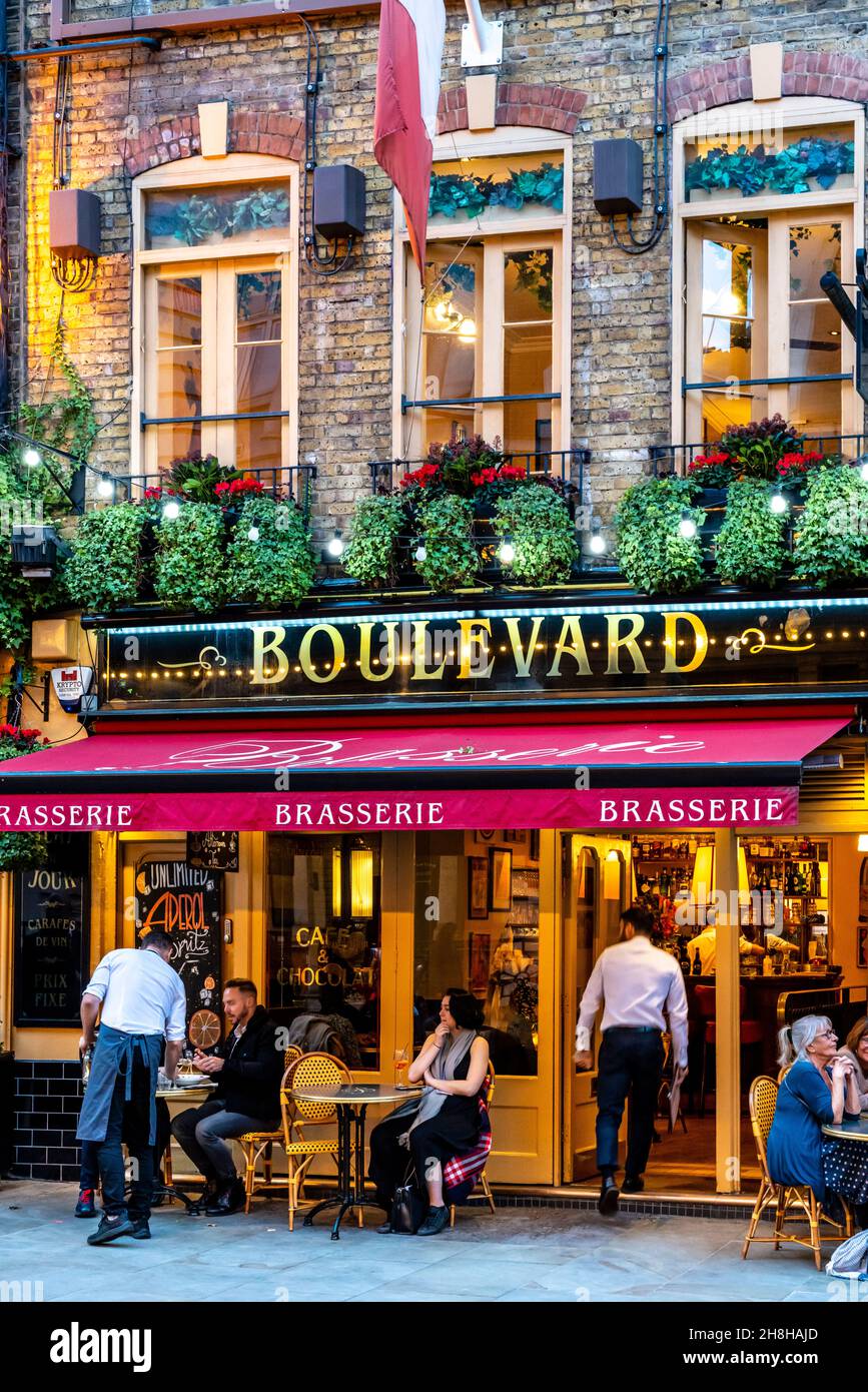 Clients assis à l'extérieur de la Boulevard Brasserie, Wellington Street, Covent Garden Londres, Royaume-Uni. Banque D'Images