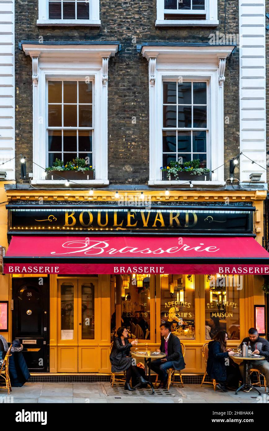 Clients assis à l'extérieur de la Boulevard Brasserie, Wellington Street, Covent Garden Londres, Royaume-Uni. Banque D'Images