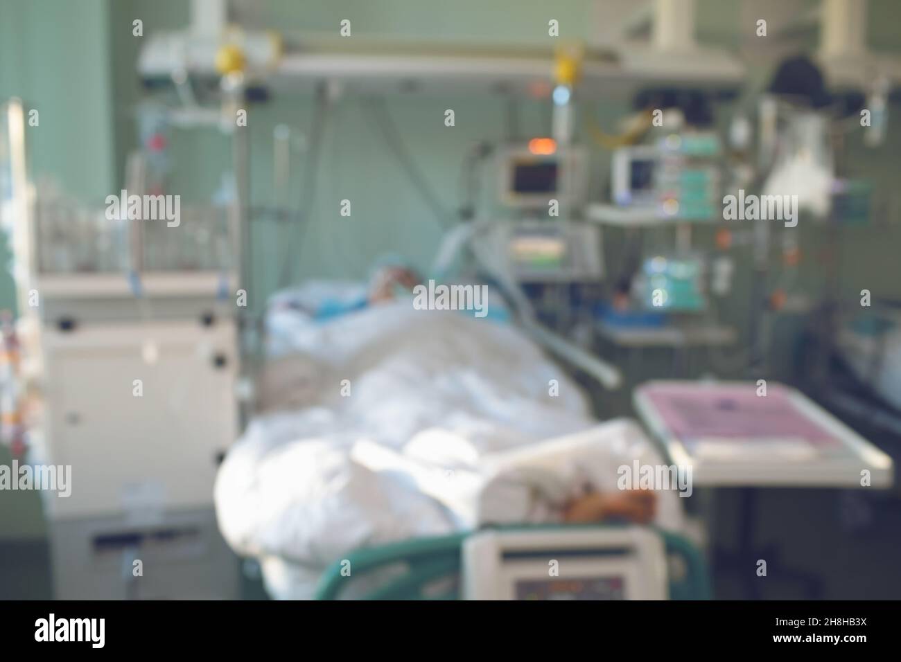 Soins de soutien pour le patient mourant dans la salle équipée moderne, fond non focalisé. Banque D'Images