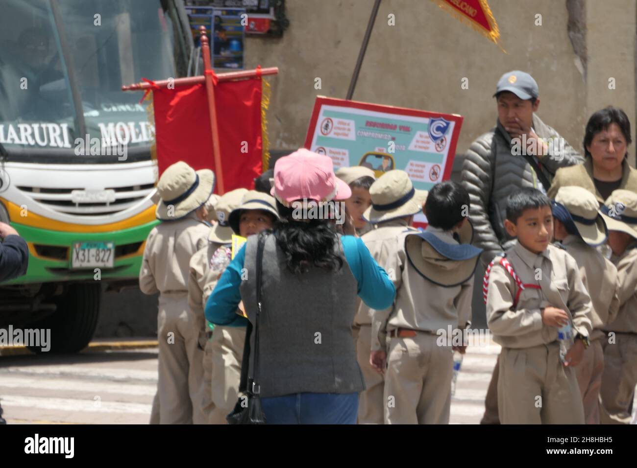 Carnaval à Lima Pérou scouts enfants foule les gens personne garçon enfant bus drapeau drapeau chapeau chapeau plaque élégant habillé à l'extérieur jouer parents papa Banque D'Images