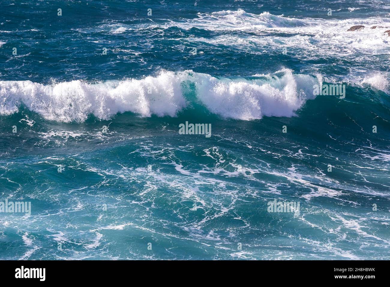 Ondes isolées.Seafoam lors d'une journée venteuse dans la mer Méditerranée.Image de stock. Banque D'Images