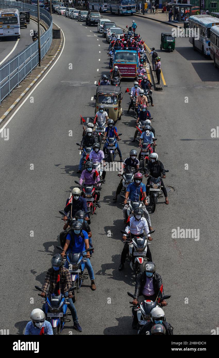 30 novembre 2021, colombo, Sri Lanka: Les membres de l'Association des professionnels de la santé défilent dans un convoi autour de la ville de Colombo le 30 novembre 2021 pour protester contre le gouvernement actuel.Ils demandent au gouvernement d'accorder un certain nombre de demandes, y compris la création d'un service d'administration de la santé.(Credit image: © Pradeep Dambarage/ZUMA Press Wire) Banque D'Images