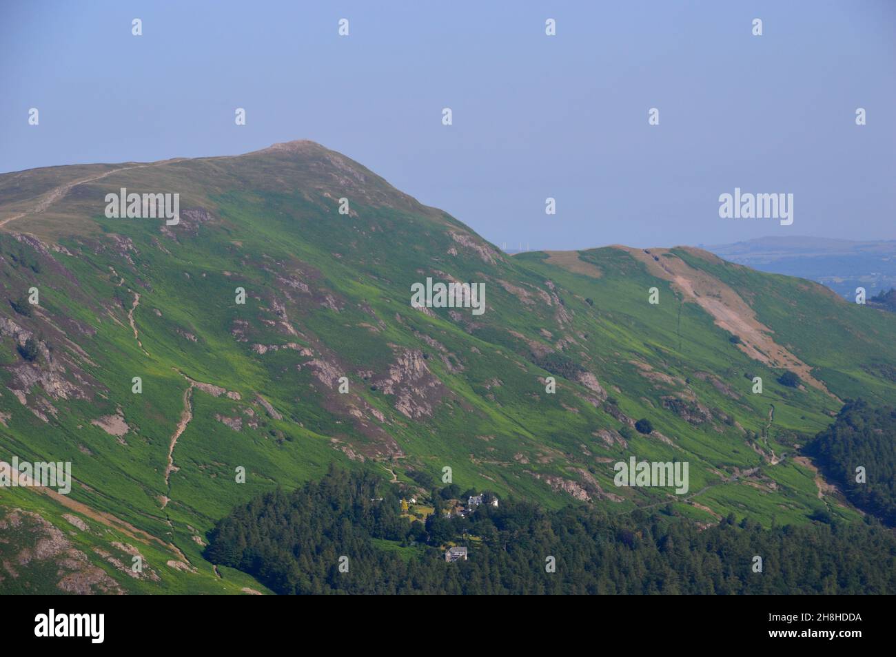 Le Wainwright 'Cat Bells' du sommet du 'King's How' sur 'Grange Fell' à Borrowdale, Lake District National Park, Cumbria, Angleterre, Royaume-Uni. Banque D'Images