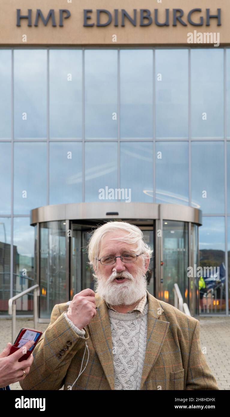 Prison de HMP Saughton, Édimbourg, Écosse, 30 novembre 2021 : photo : Craig Murray est libéré de la prison.Craig Murray, a été condamné à 8 mois de prison, pour avoir fait rapport sur le procès Alex Salmond, il a été jugé outrage au tribunal, pour identification apparente de puzzle.Craig a été le seul journaliste à faire rapport sur l'affaire de la défense au cours du procès.Craig est le premier à être emprisonné au Royaume-Uni pour outrage à la cour des médias depuis plus de 50 ans, et en Écosse depuis plus de 70 ans.Credit:Barry Nixon/Almai Live News Banque D'Images