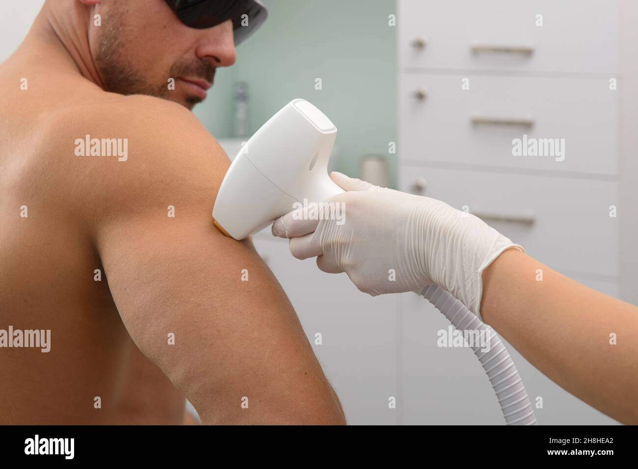 Épilation au laser sur l'avant-bras de l'homme.Médecin et patient en  clinique Photo Stock - Alamy