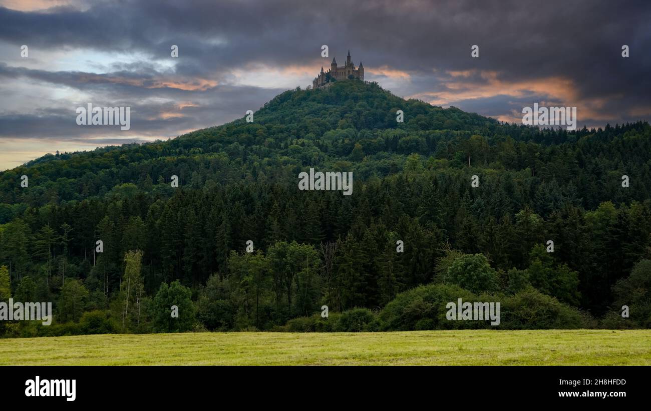 Vue sur le célèbre château de Hohenzollern au sommet de la montagne Banque D'Images