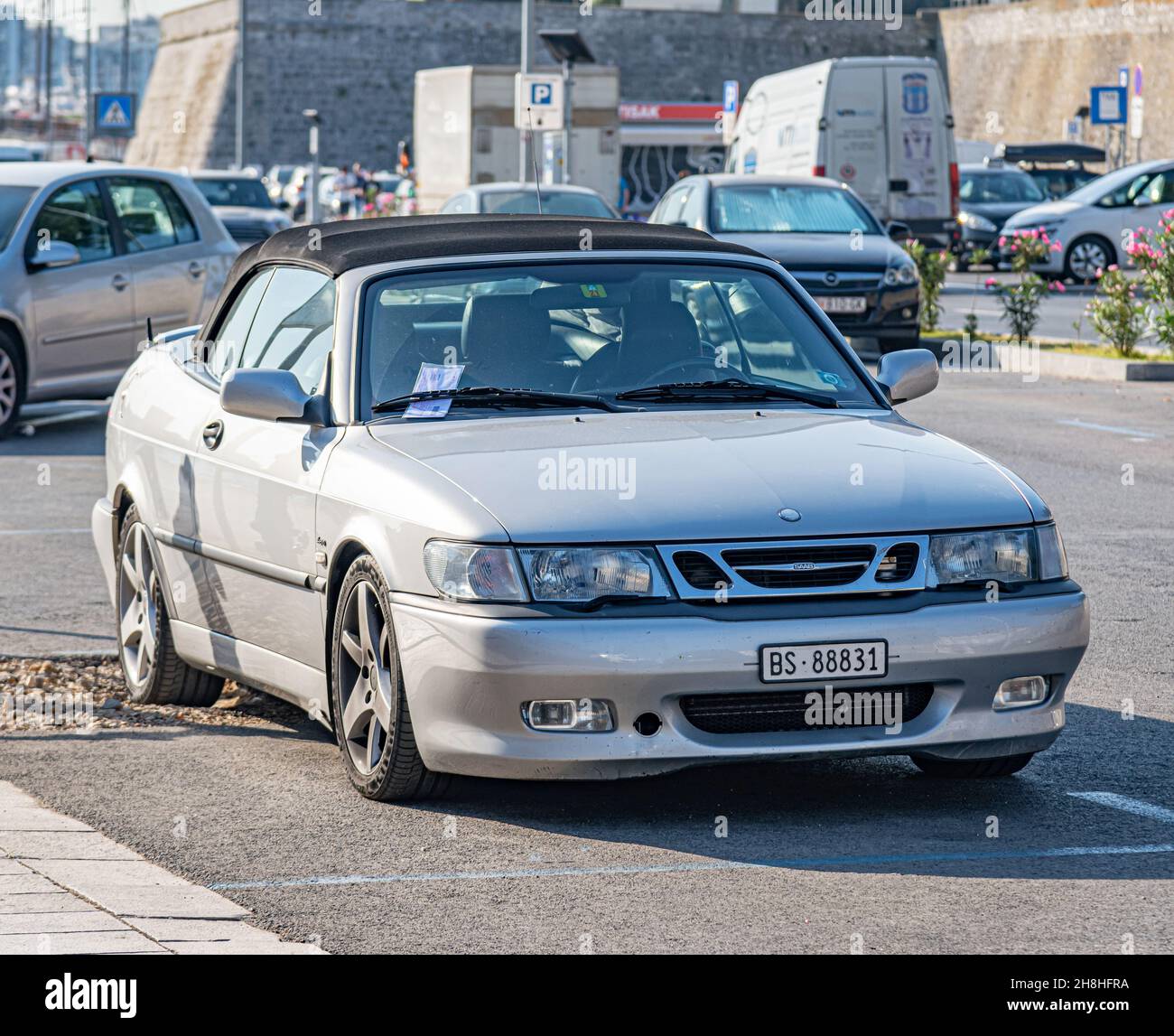 Saab dans un parking de la ville de Zadar, Croatie. Banque D'Images