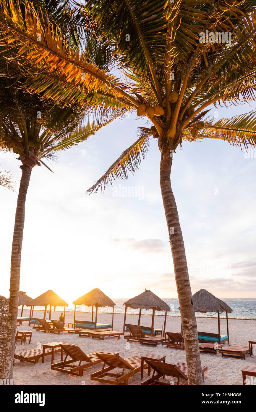 Mexique, Quintana Roo, Puerto Morelos, lever du soleil sur la plage d'un hôtel Banque D'Images